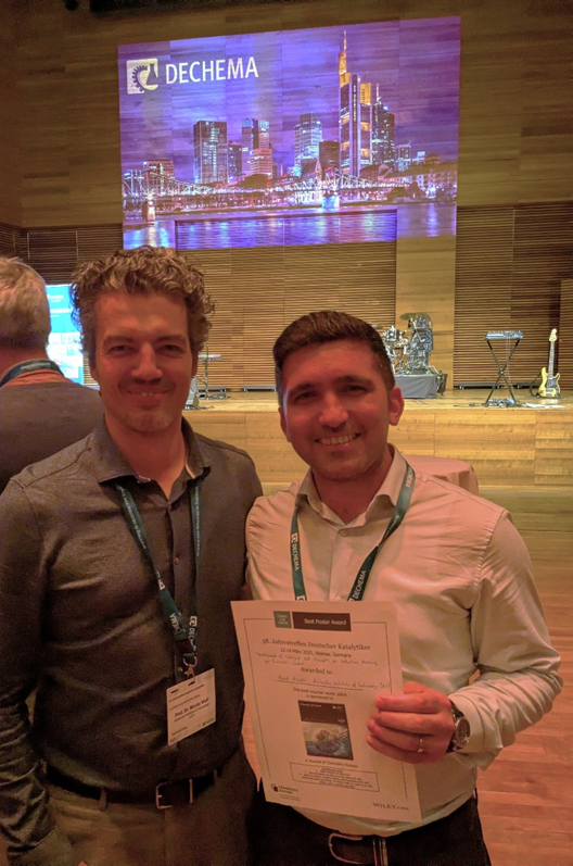 Asad Asadli holding his award at the 58th international Annual Meeting of German Catalytic Scientists, next to Moritz Wolf.